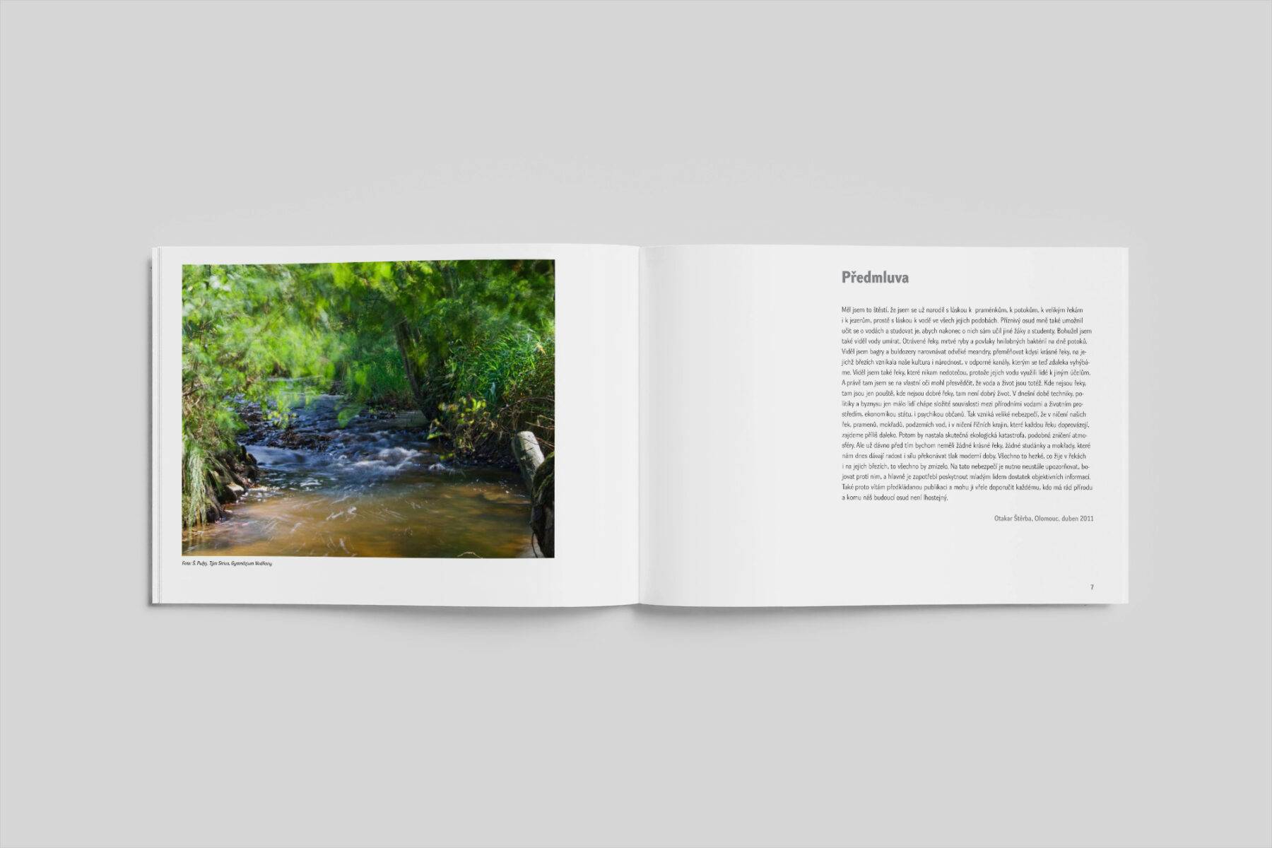 Doustrana z publikace Voda Živá s fotografií potoka